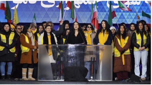 Frauenrechtsaktivistinnen haben in Berlin zu Solidarität mit den Frauen im Iran aufgerufen.