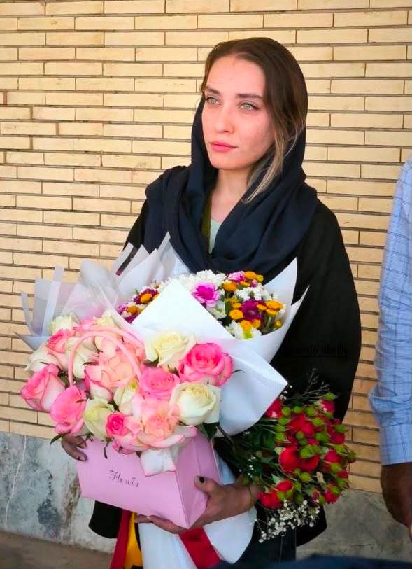 Shakila Ghasemi nach ihrer vorläufigen Freilassung aus dem Zentralgefängnis von Kerman