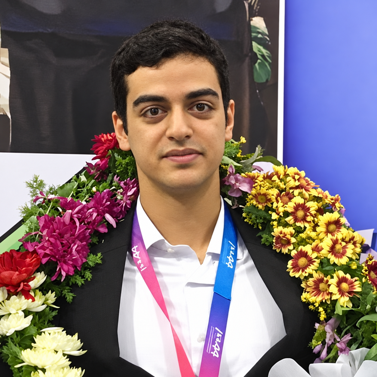 Ali Younesi mit Blumen und Olympiademedaille